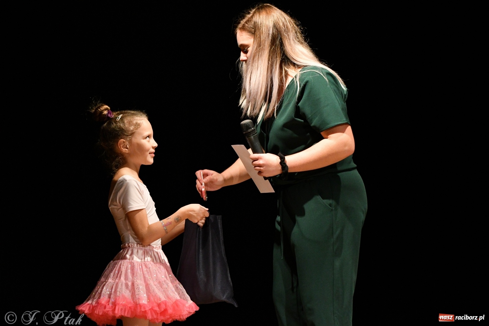 Zdjęcie w galerii na portalu naszraciborz.pl: Wieczór teatralny w MDK [FOTO i WIDEO] wiadomości z regionu