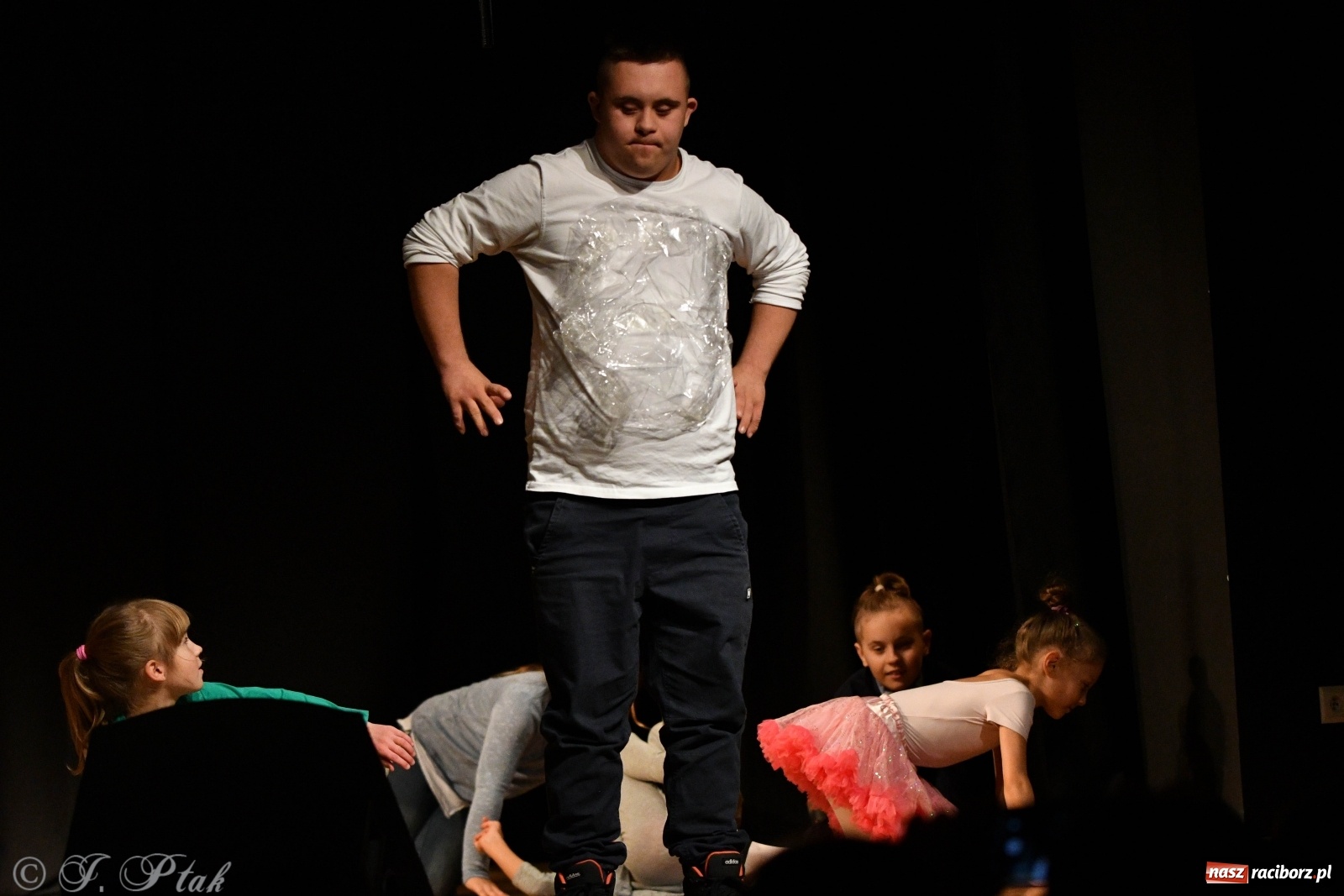 Zdjęcie w galerii na portalu naszraciborz.pl: Wieczór teatralny w MDK [FOTO i WIDEO] wiadomości z regionu