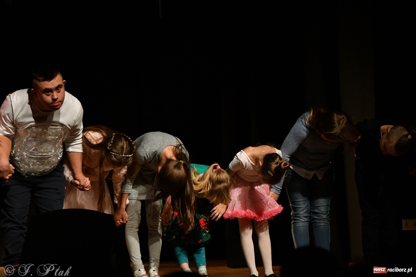 Zdjęcie w galerii na portalu naszraciborz.pl: Wieczór teatralny w MDK [FOTO i WIDEO] wiadomości z regionu