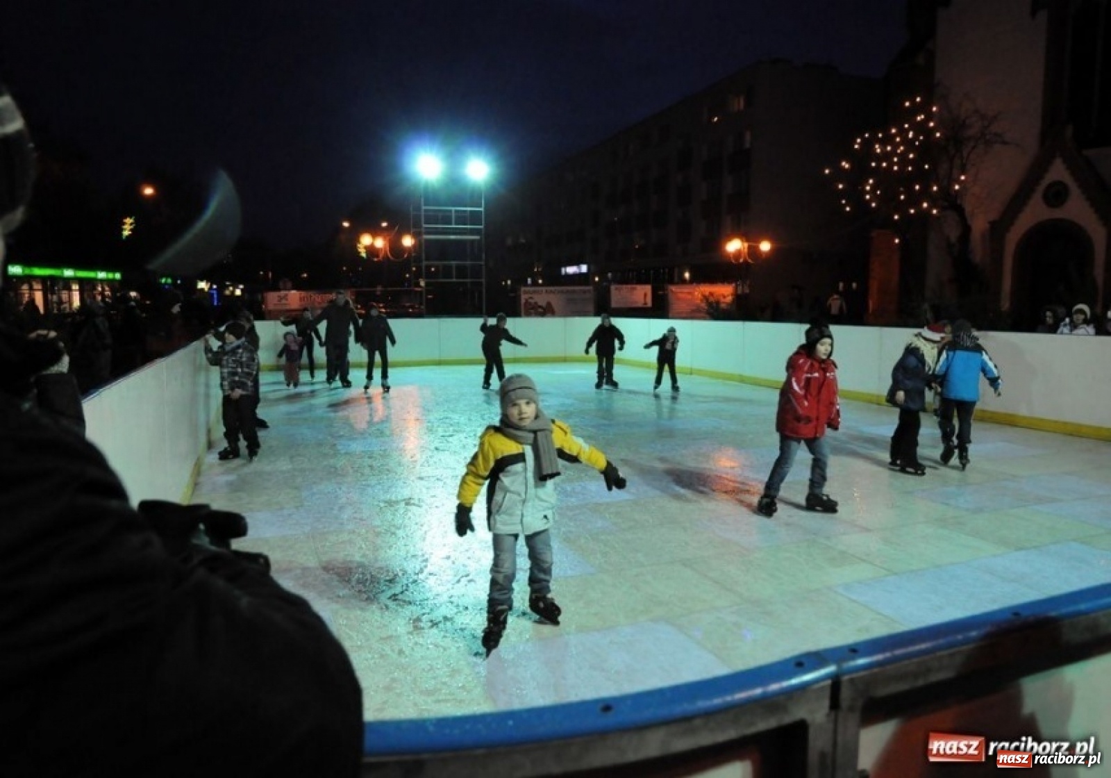Zdjęcie w galerii na portalu naszraciborz.pl: Mobilne lodowisko na raciborskim rynku. Za to bez Piastora na Ostrogu! wiadomości z regionu