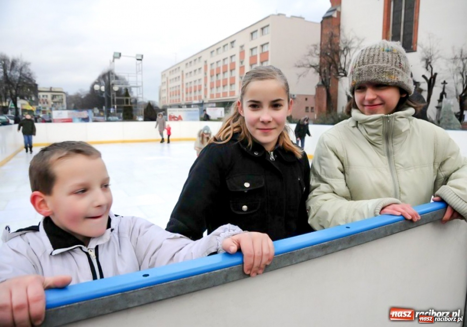 Zdjęcie w galerii na portalu naszraciborz.pl: Mobilne lodowisko na raciborskim rynku. Za to bez Piastora na Ostrogu! wiadomości z regionu
