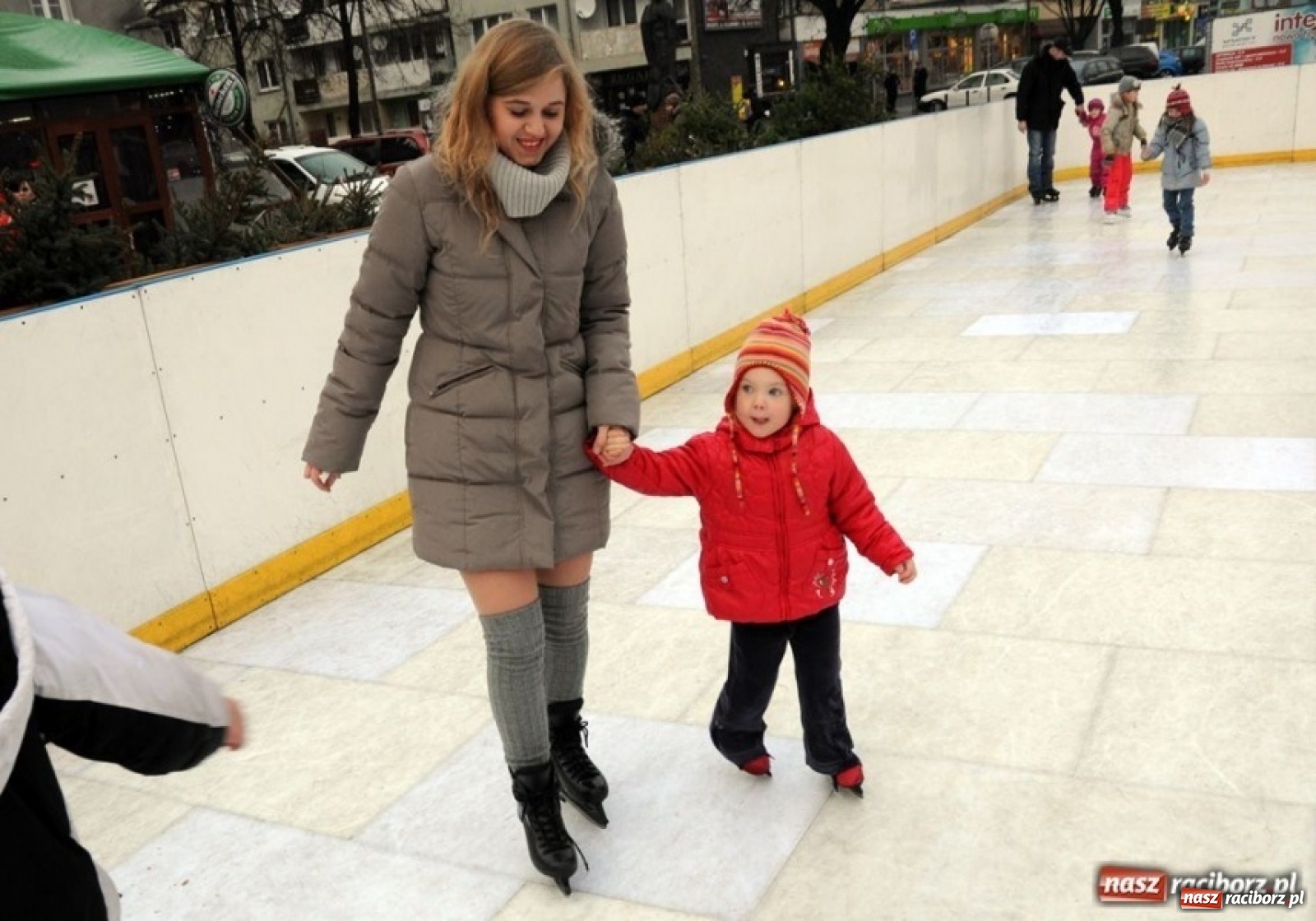 Zdjęcie w galerii na portalu naszraciborz.pl: Mobilne lodowisko na raciborskim rynku. Za to bez Piastora na Ostrogu! wiadomości z regionu