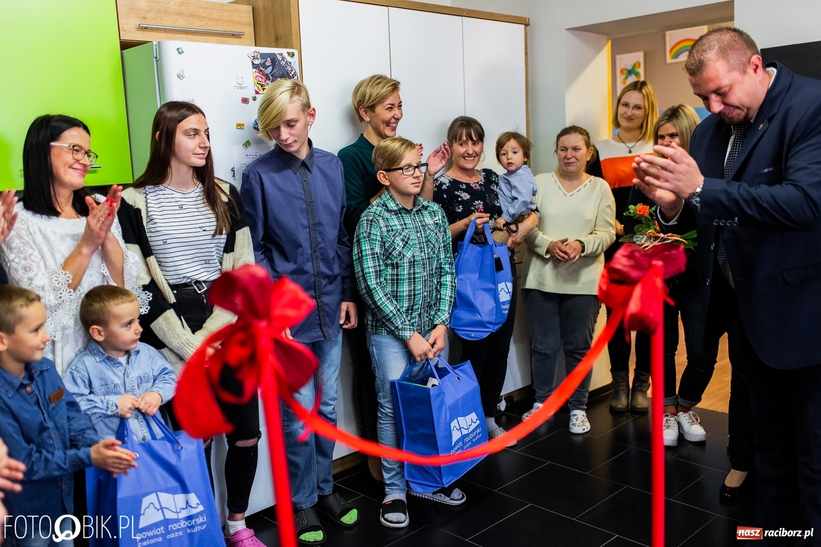 Zdjęcie w galerii na portalu naszraciborz.pl: Do Samborowic wróciły dzieci. Dziś przecięto wstęgę [FOTO] wiadomości z regionu