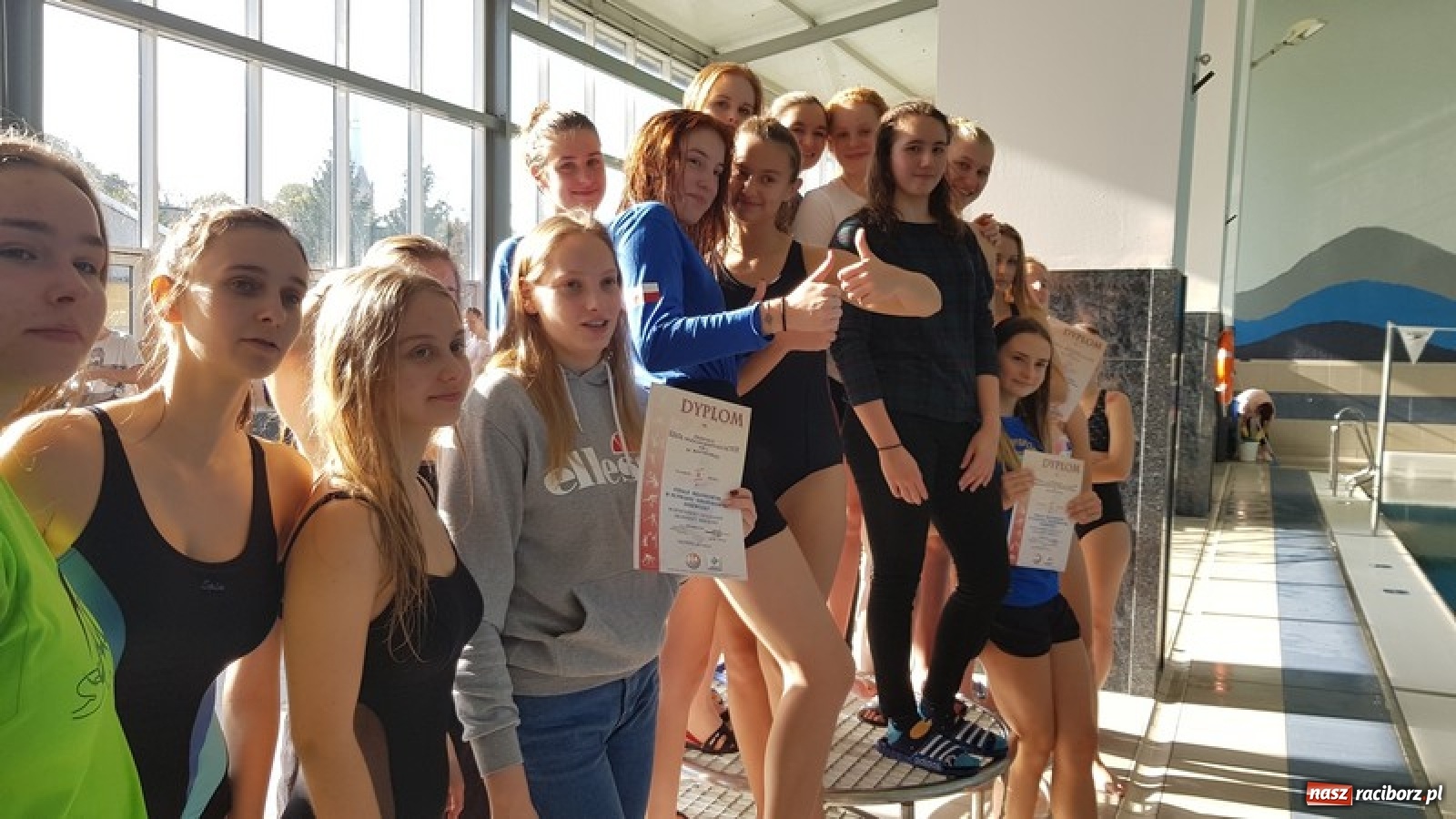 Zdjęcie w galerii na portalu naszraciborz.pl: ZSOMS wygrywa w pływackiej Licealiadzie  wiadomości z regionu