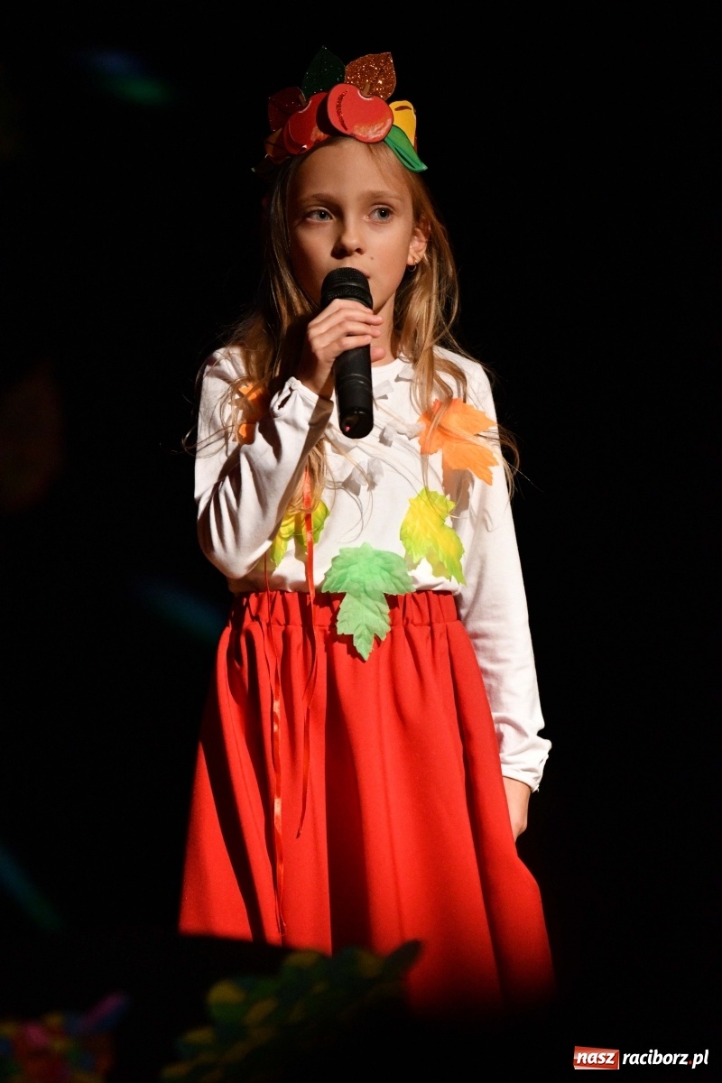 Zdjęcie w galerii na portalu naszraciborz.pl: Na jesienną nutę. Wieczór z piosenką w MDK  wiadomości z regionu