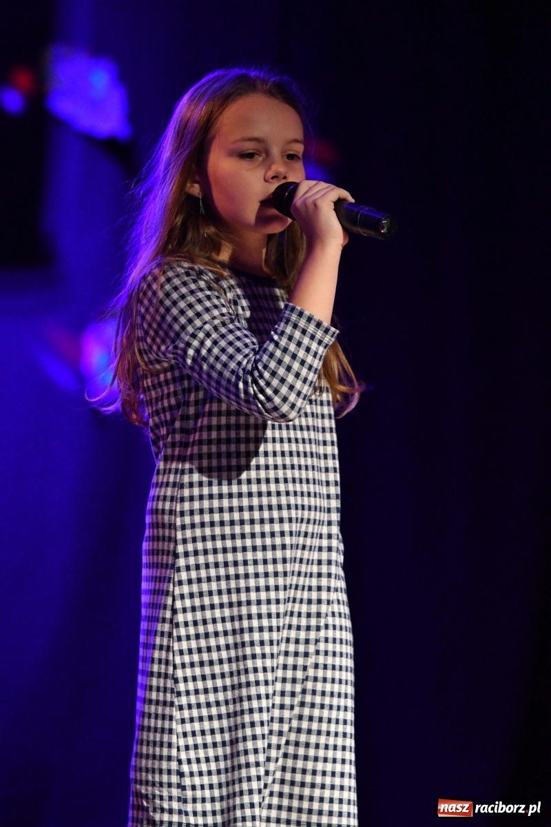 Zdjęcie w galerii na portalu naszraciborz.pl: Na jesienną nutę. Wieczór z piosenką w MDK  wiadomości z regionu