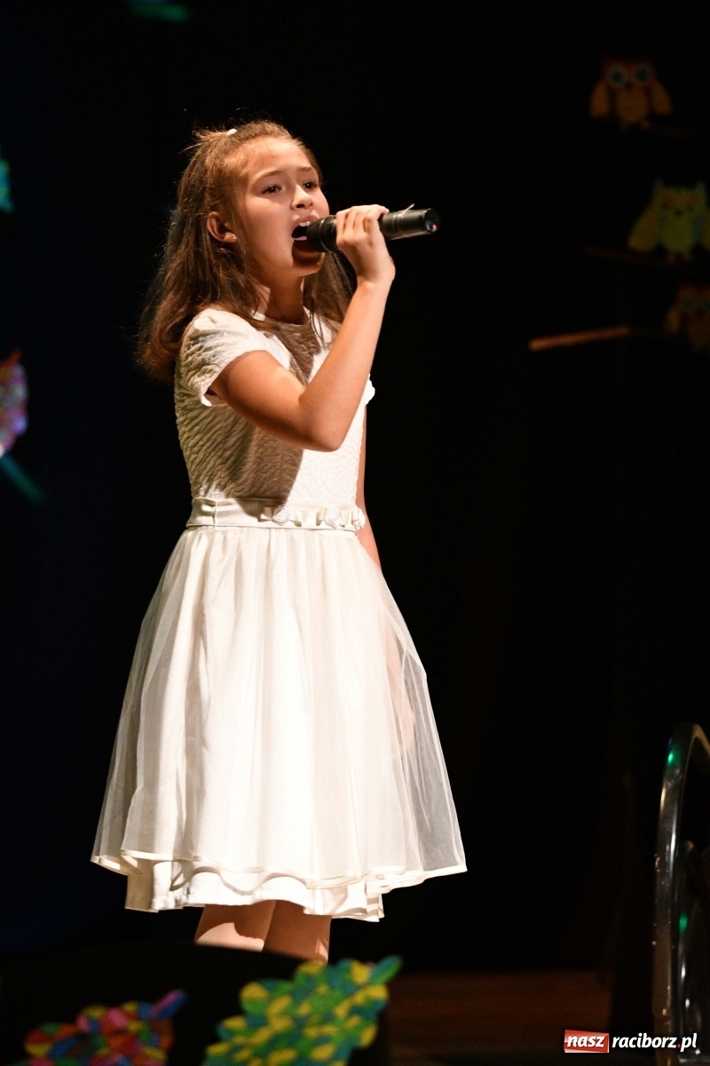 Zdjęcie w galerii na portalu naszraciborz.pl: Na jesienną nutę. Wieczór z piosenką w MDK  wiadomości z regionu