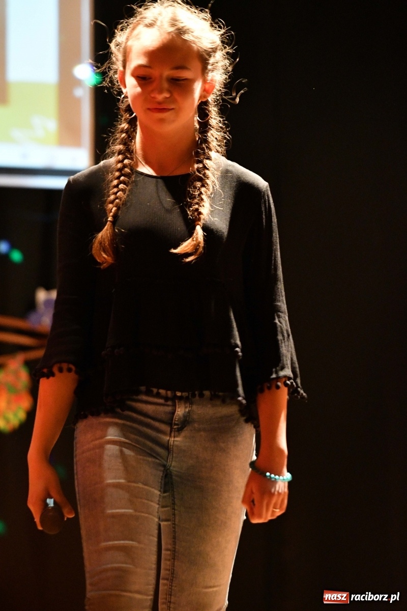 Zdjęcie w galerii na portalu naszraciborz.pl: Na jesienną nutę. Wieczór z piosenką w MDK  wiadomości z regionu