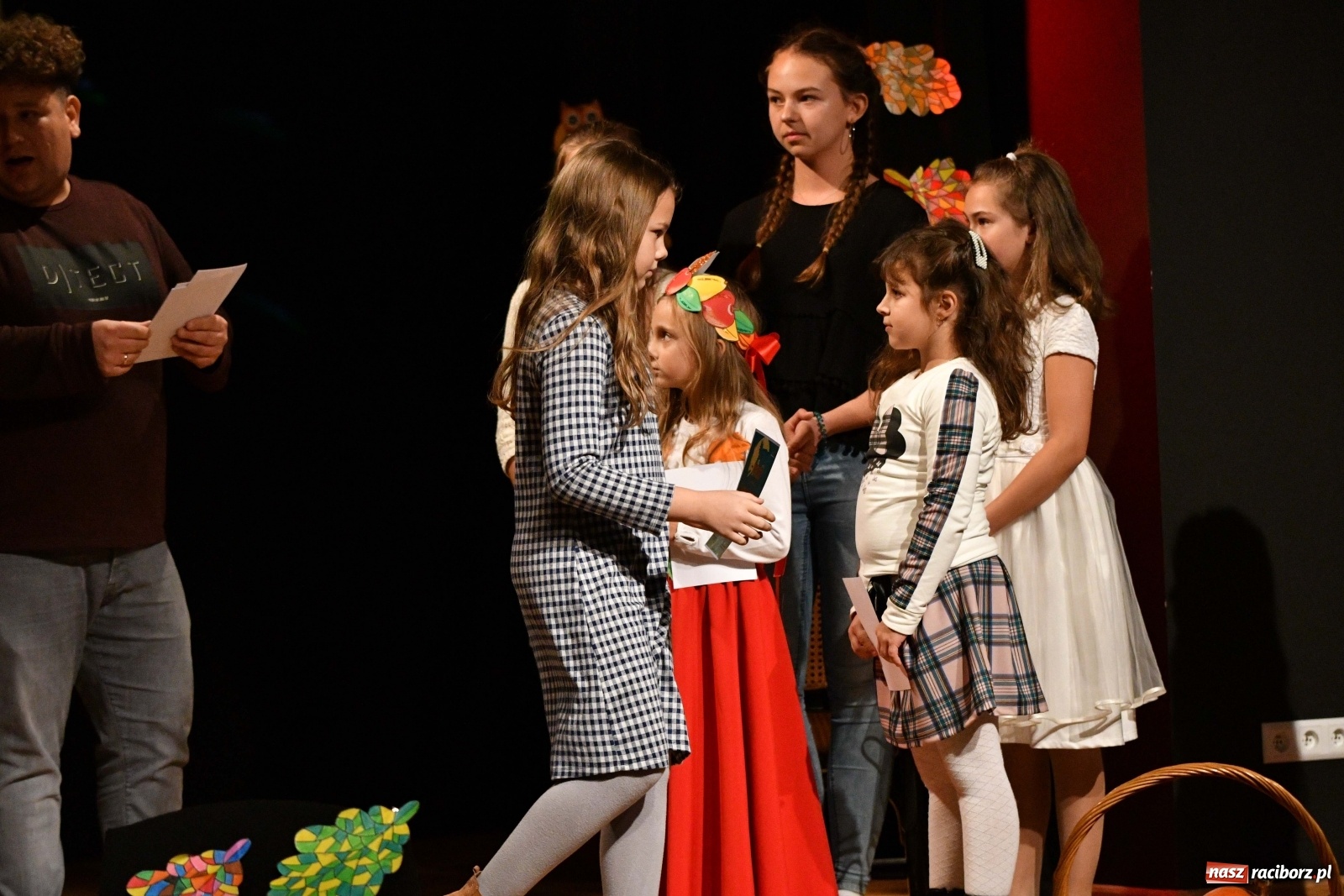 Zdjęcie w galerii na portalu naszraciborz.pl: Na jesienną nutę. Wieczór z piosenką w MDK  wiadomości z regionu