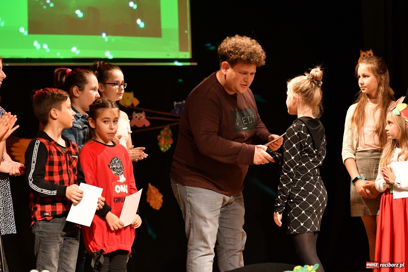 Zdjęcie w galerii na portalu naszraciborz.pl: Na jesienną nutę. Wieczór z piosenką w MDK  wiadomości z regionu