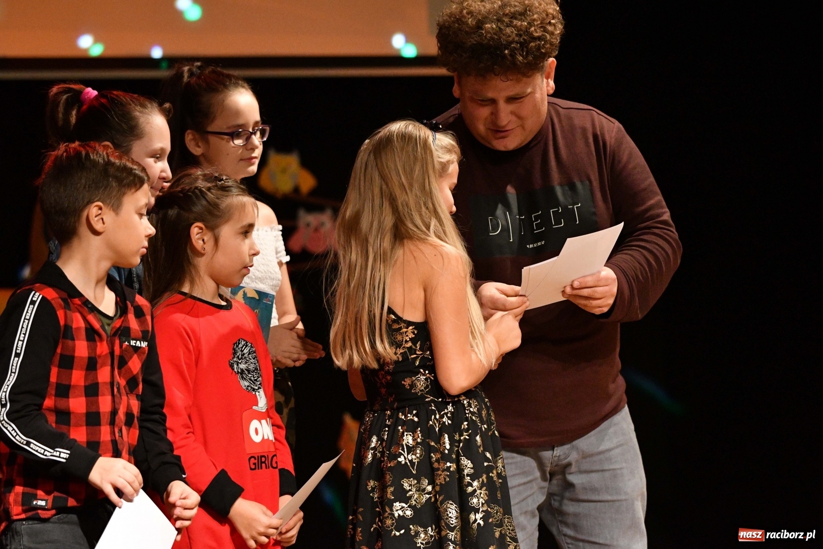 Zdjęcie w galerii na portalu naszraciborz.pl: Na jesienną nutę. Wieczór z piosenką w MDK  wiadomości z regionu