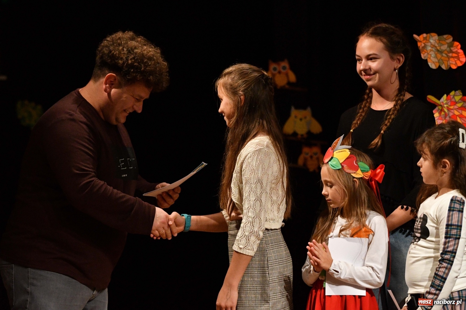 Zdjęcie w galerii na portalu naszraciborz.pl: Na jesienną nutę. Wieczór z piosenką w MDK  wiadomości z regionu