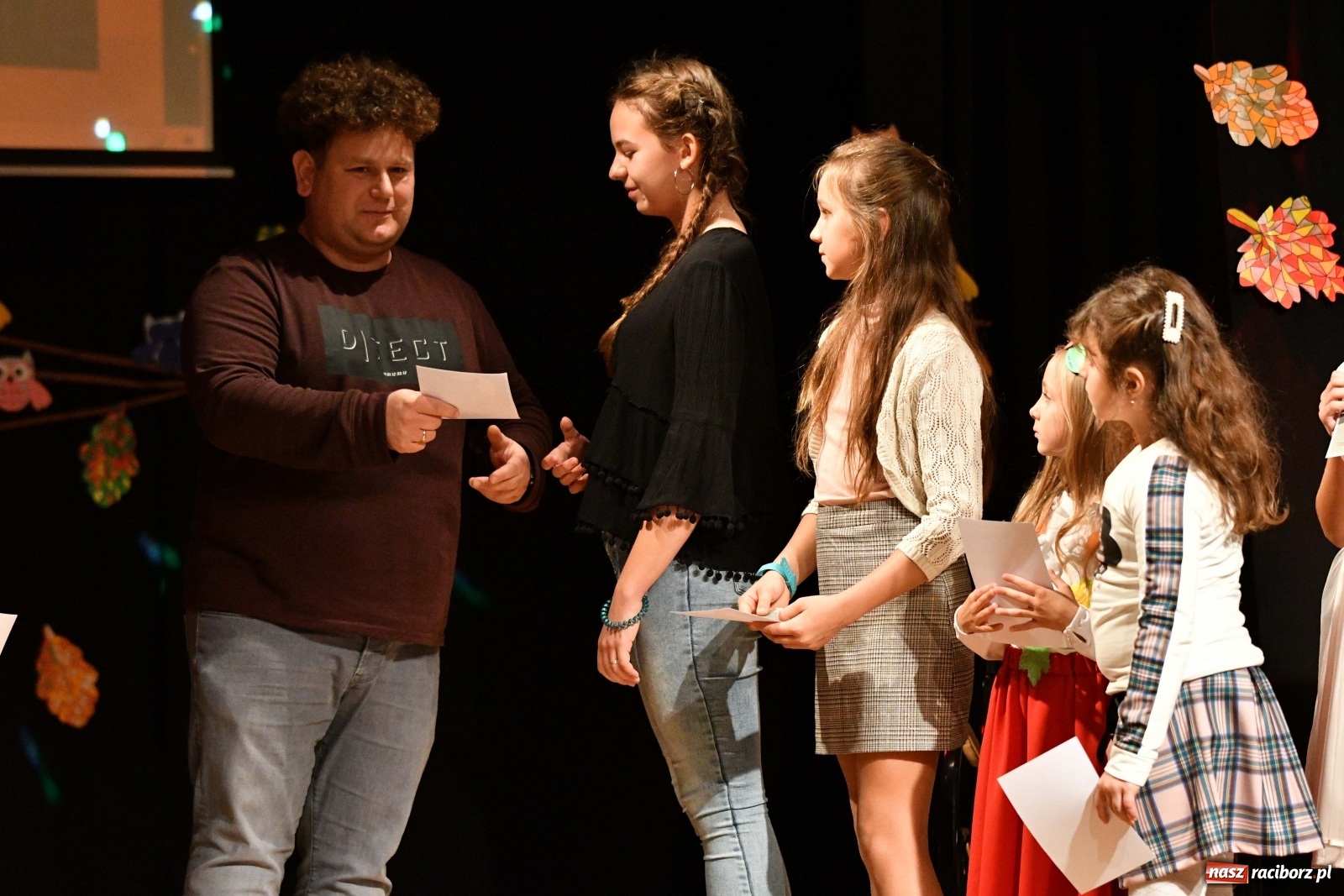 Zdjęcie w galerii na portalu naszraciborz.pl: Na jesienną nutę. Wieczór z piosenką w MDK  wiadomości z regionu