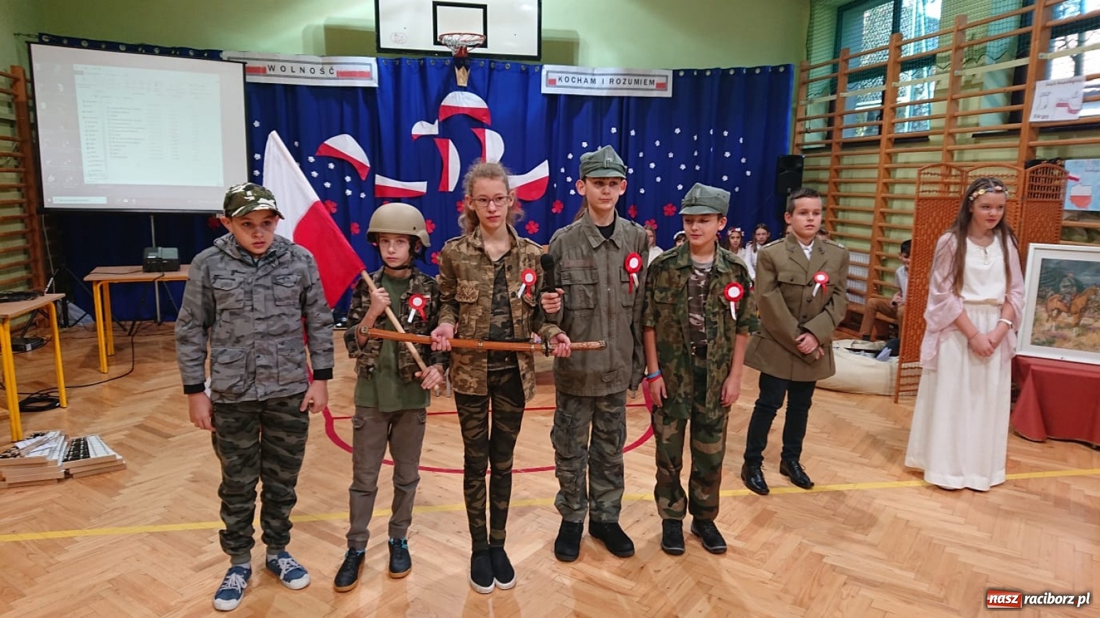 Zdjęcie w galerii na portalu naszraciborz.pl: Uczniowie SP3 uczcili Święto Niepodległości wiadomości z regionu