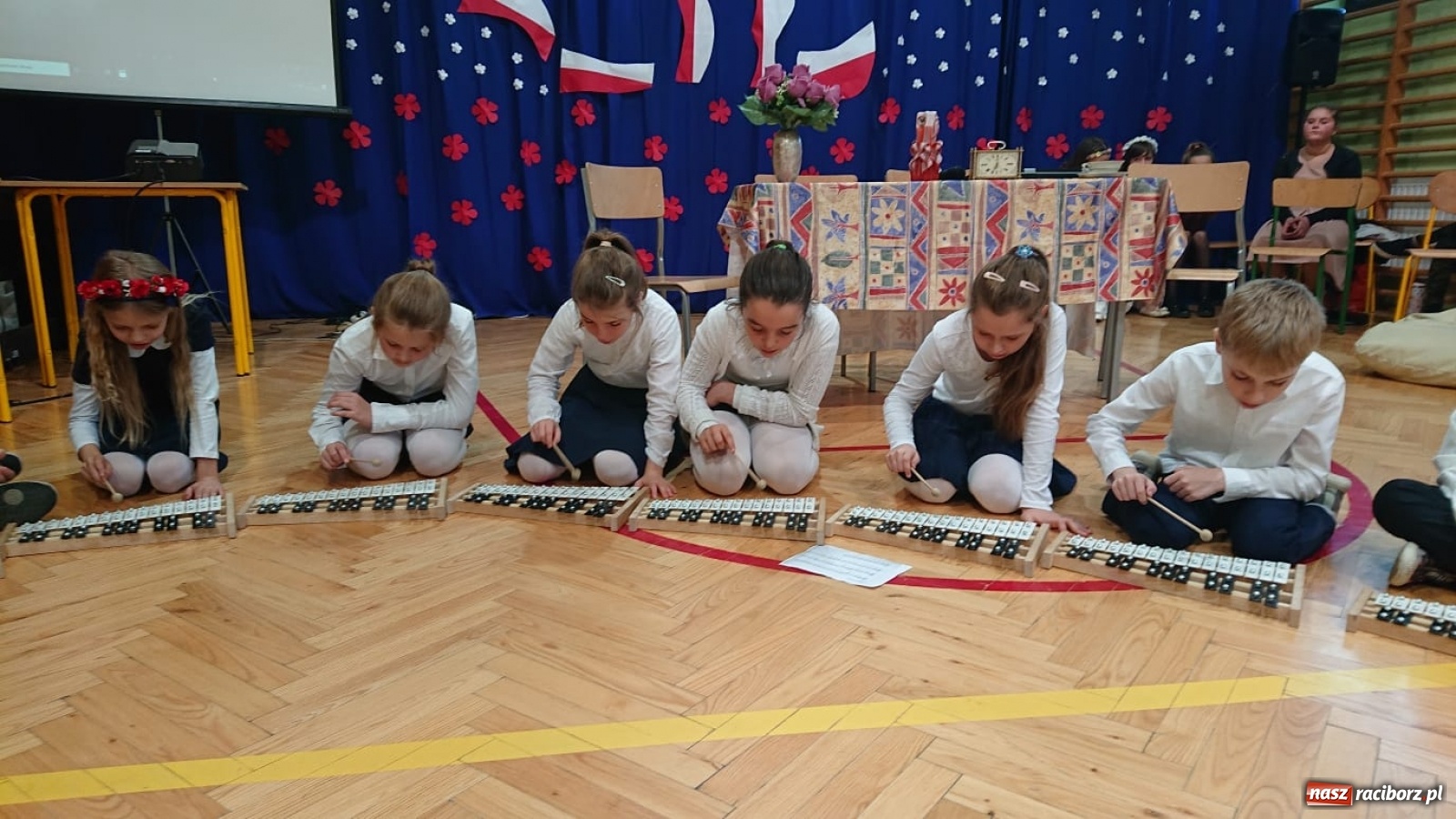 Zdjęcie w galerii na portalu naszraciborz.pl: Uczniowie SP3 uczcili Święto Niepodległości wiadomości z regionu
