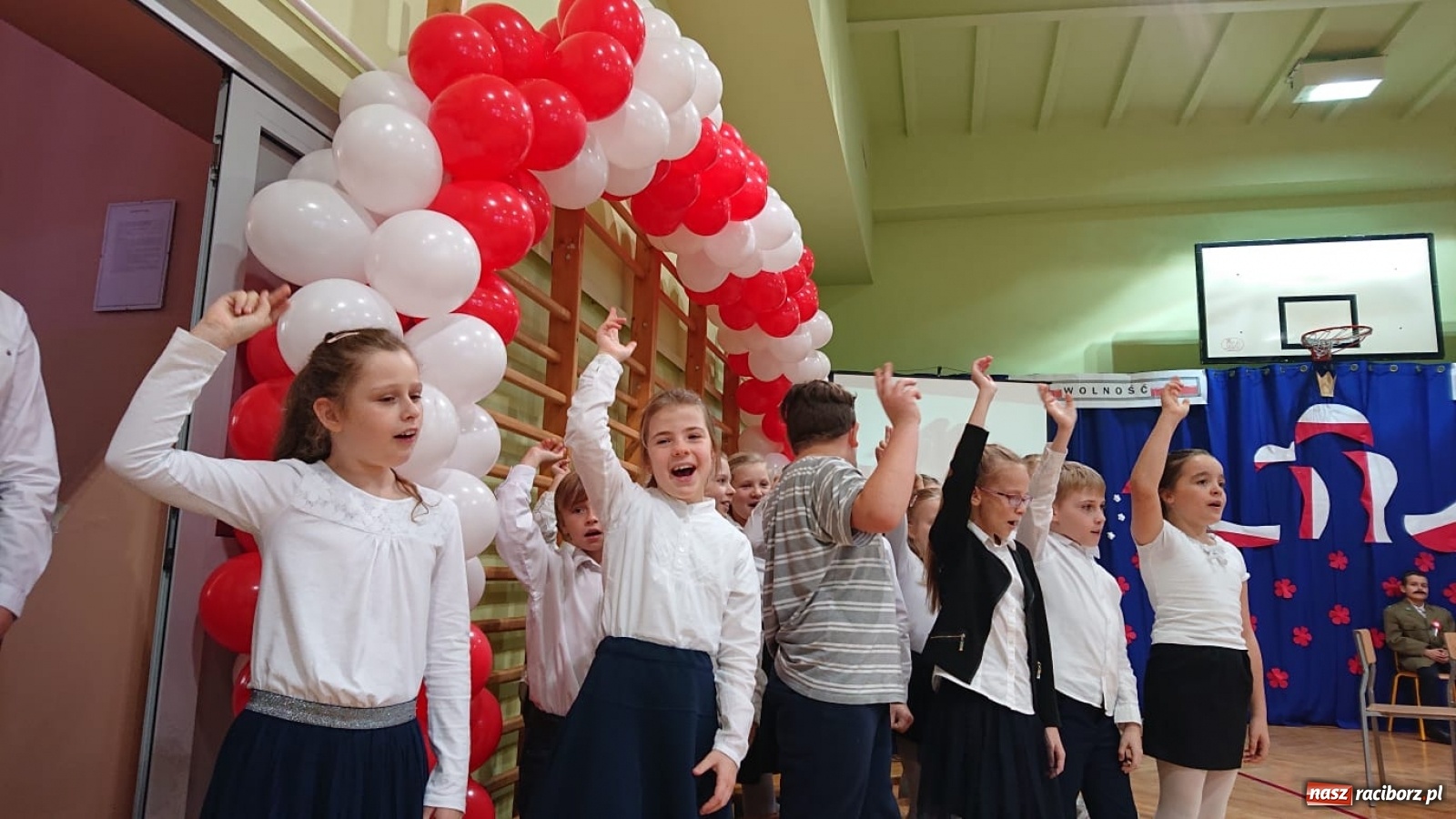 Zdjęcie w galerii na portalu naszraciborz.pl: Uczniowie SP3 uczcili Święto Niepodległości wiadomości z regionu