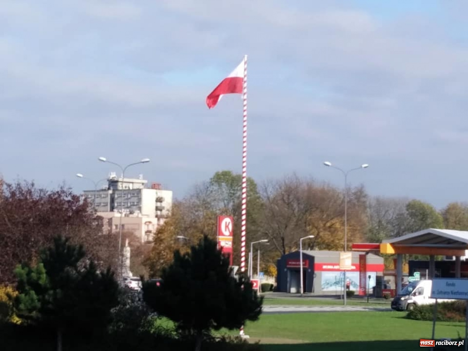 Zdjęcie w galerii na portalu naszraciborz.pl: Na raciborskim rondzie powiewa polska flaga wiadomości z regionu