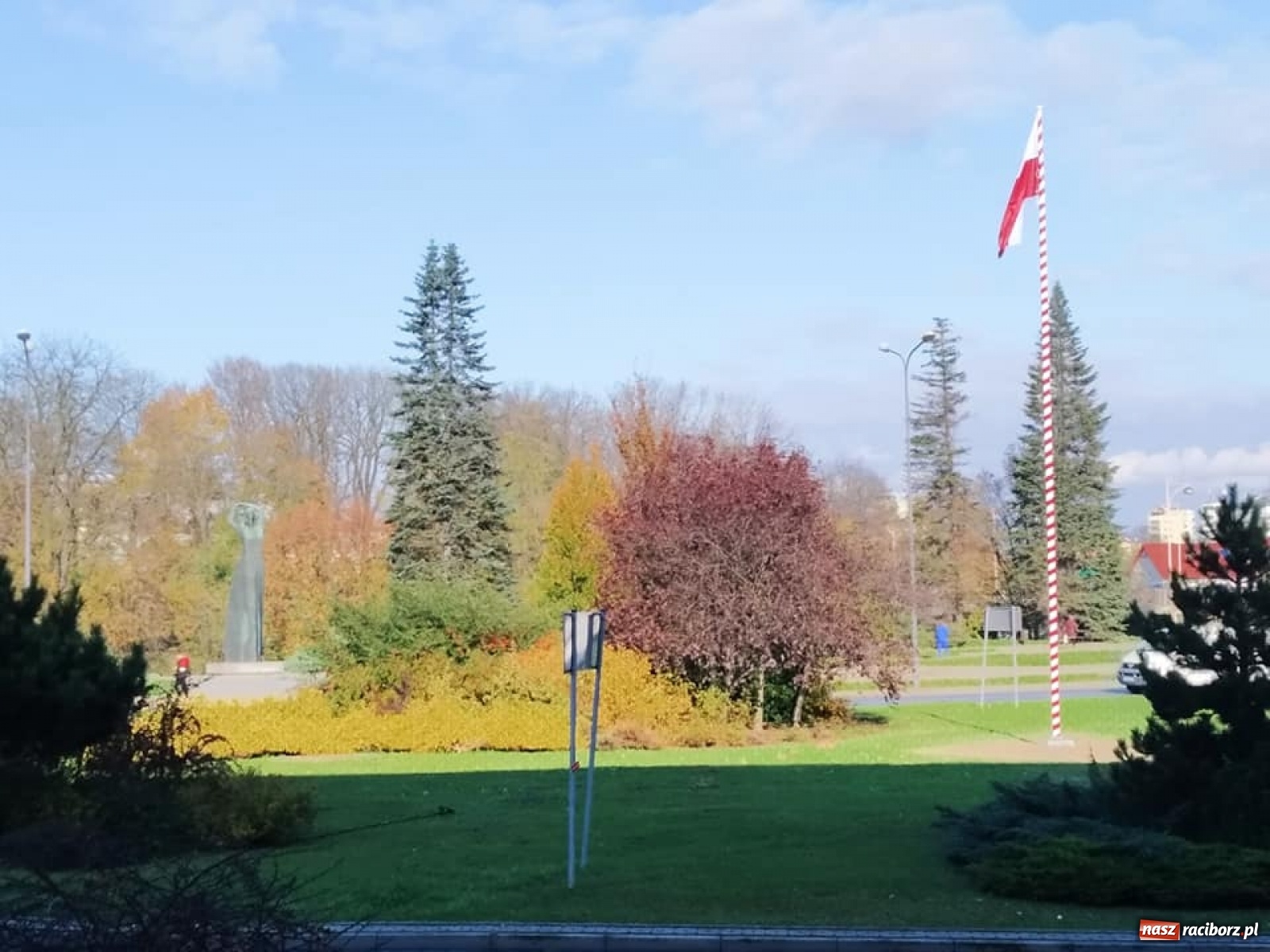 Zdjęcie w galerii na portalu naszraciborz.pl: Na raciborskim rondzie powiewa polska flaga wiadomości z regionu