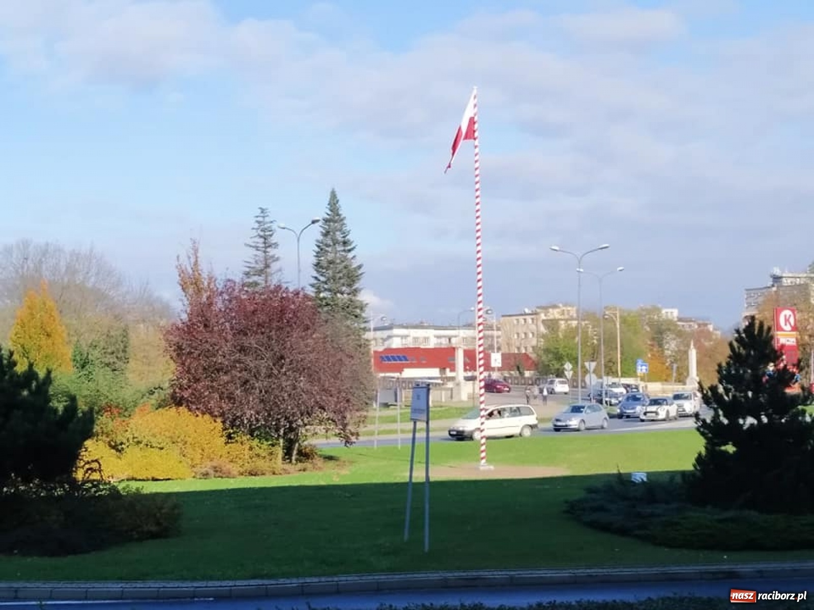 Zdjęcie w galerii na portalu naszraciborz.pl: Na raciborskim rondzie powiewa polska flaga wiadomości z regionu