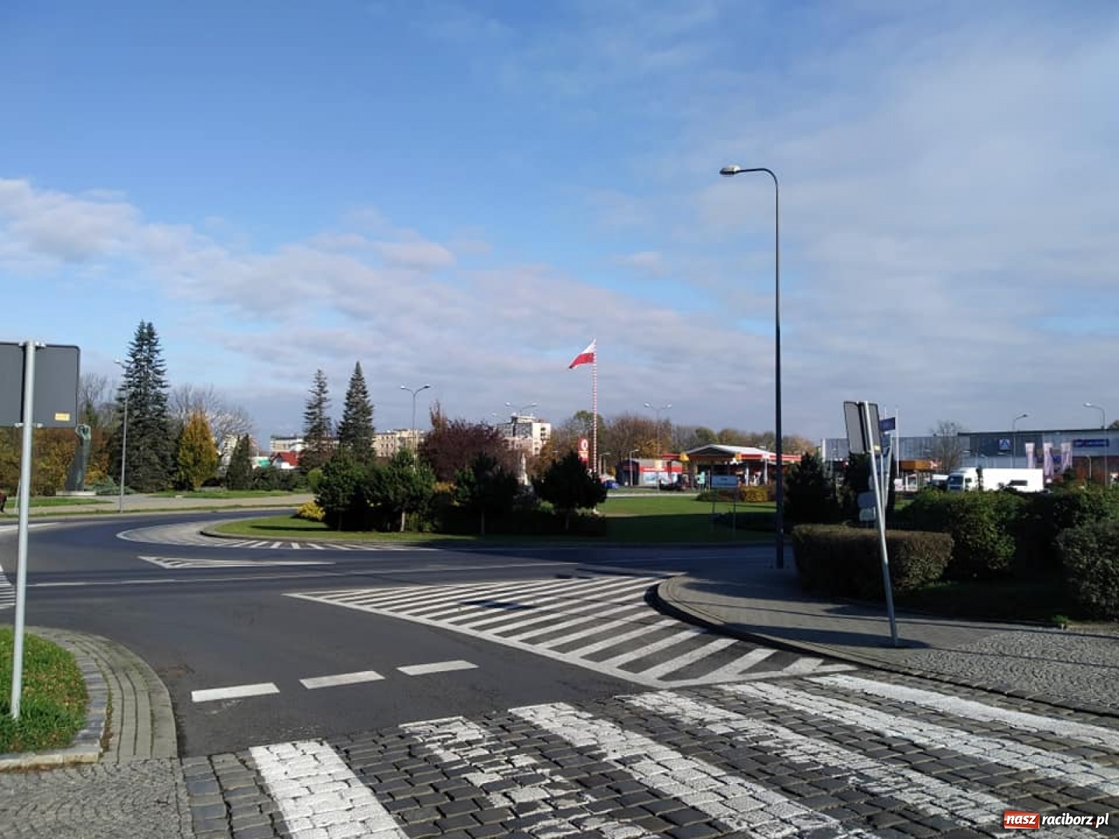 Zdjęcie w galerii na portalu naszraciborz.pl: Na raciborskim rondzie powiewa polska flaga wiadomości z regionu