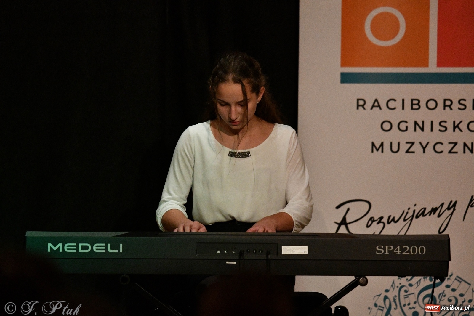 Zdjęcie w galerii na portalu naszraciborz.pl: Zamek zabrzmiał jesienną muzyką [FOTO i WIDEO] wiadomości z regionu