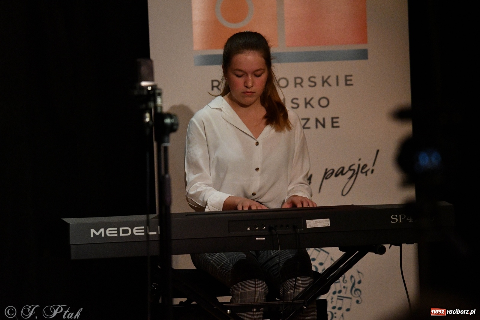 Zdjęcie w galerii na portalu naszraciborz.pl: Zamek zabrzmiał jesienną muzyką [FOTO i WIDEO] wiadomości z regionu