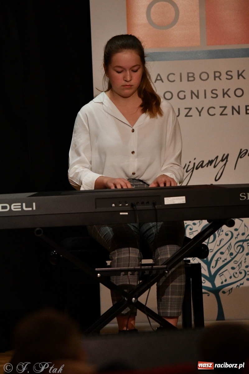 Zdjęcie w galerii na portalu naszraciborz.pl: Zamek zabrzmiał jesienną muzyką [FOTO i WIDEO] wiadomości z regionu