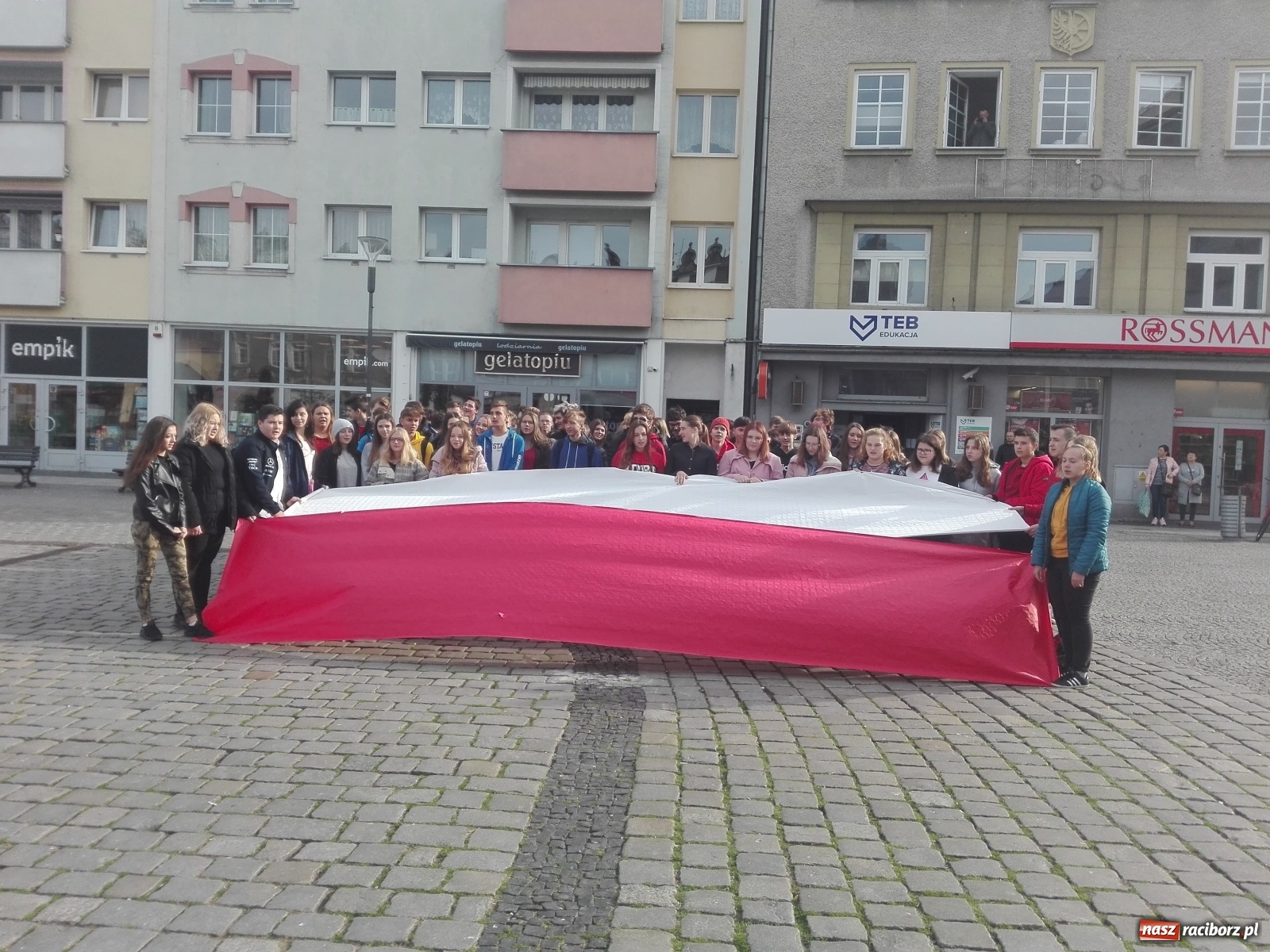 Zdjęcie w galerii na portalu naszraciborz.pl: Szkoła do hymnu. Akcja także w Raciborzu  wiadomości z regionu