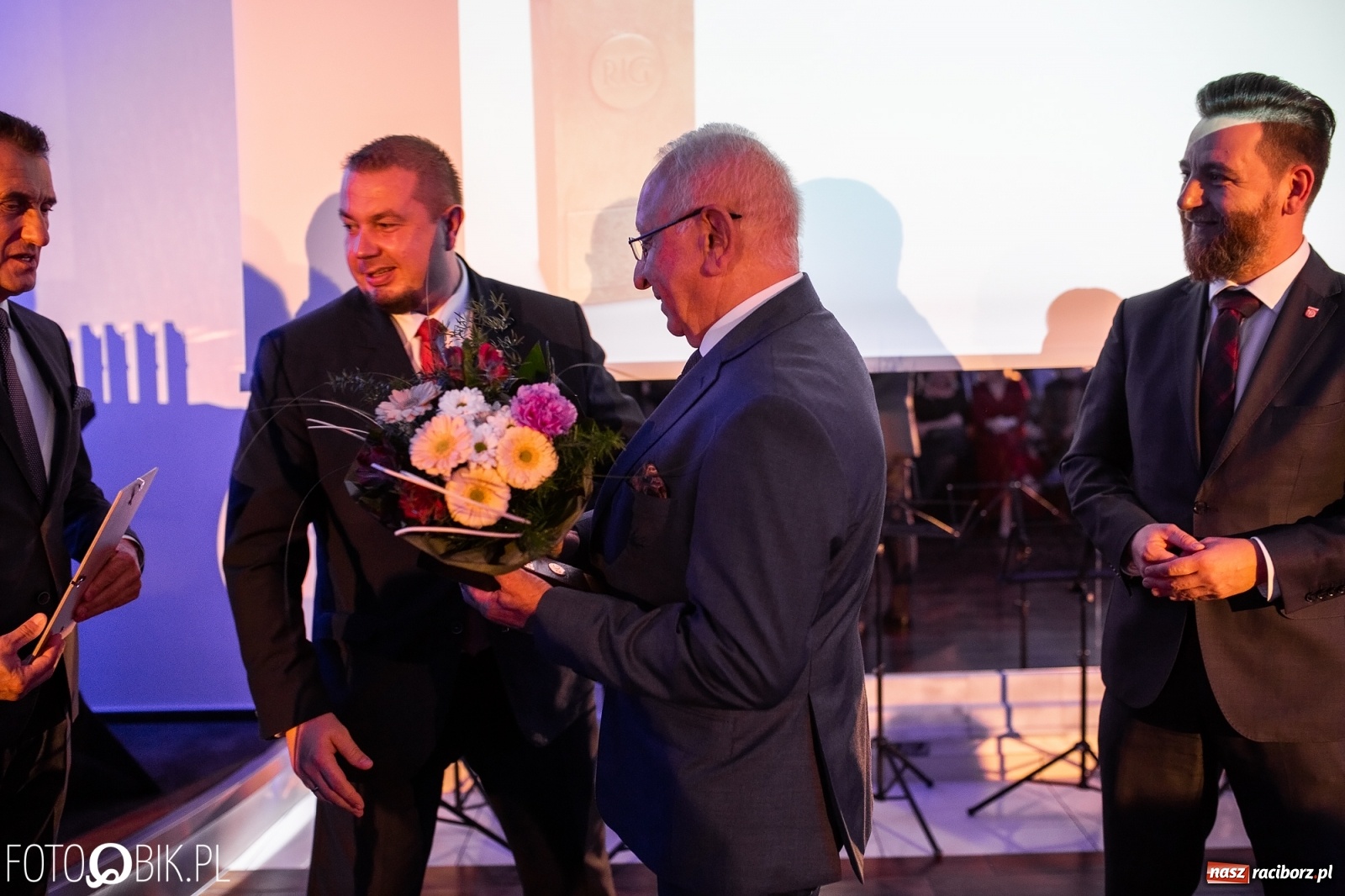 Zdjęcie w galerii na portalu naszraciborz.pl: Wręczono Filary Ziemi Raciborskiej [FOTO] wiadomości z regionu