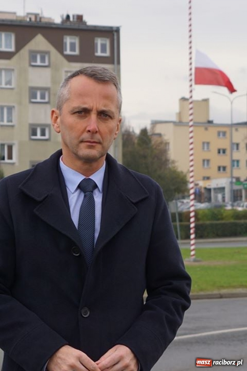 Zdjęcie w galerii na portalu naszraciborz.pl: Flaga na raciborskim maszcie opuszczona do połowy  wiadomości z regionu