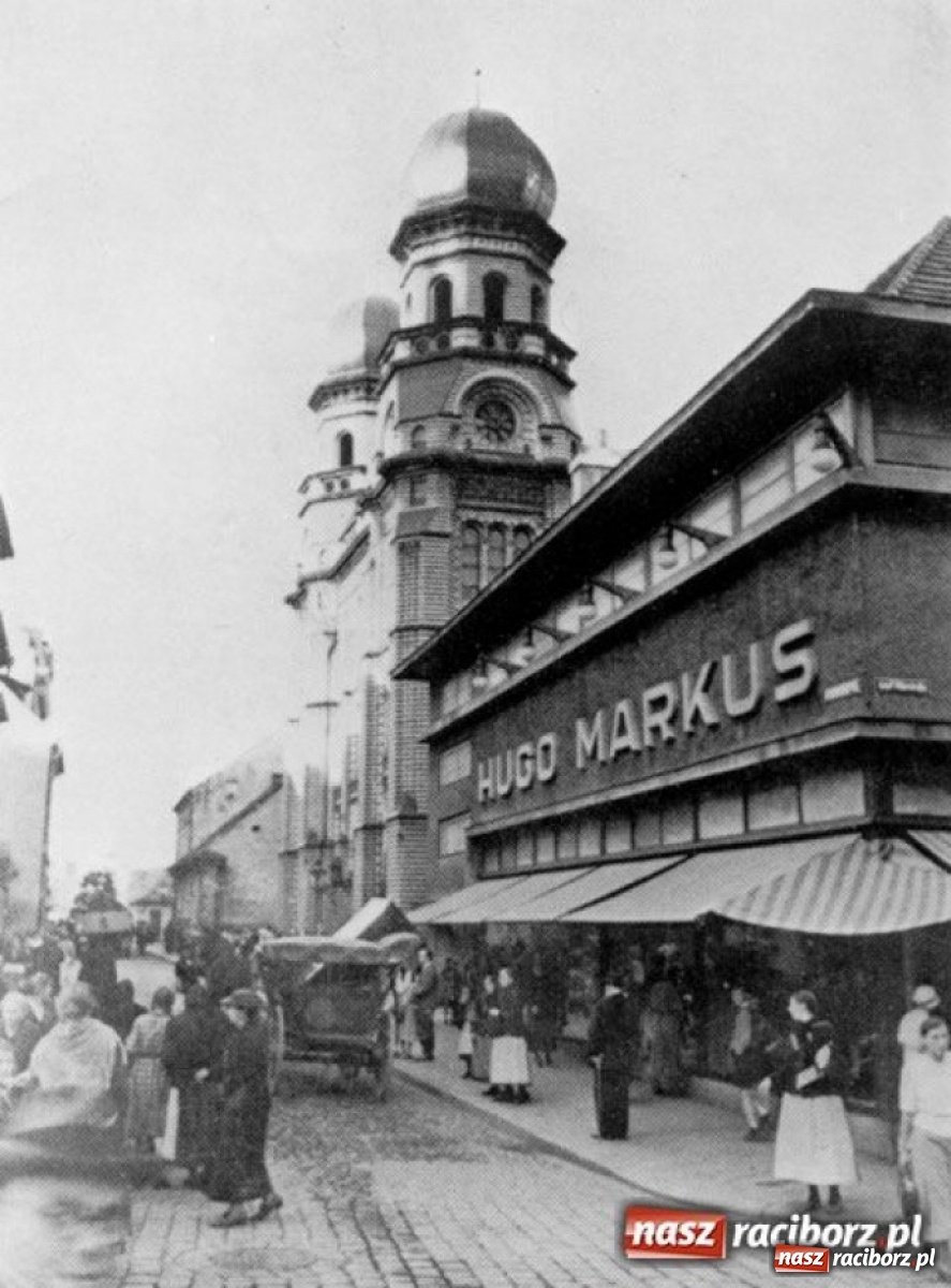 Zdjęcie w galerii na portalu naszraciborz.pl: Flaga na raciborskim maszcie opuszczona do połowy  wiadomości z regionu