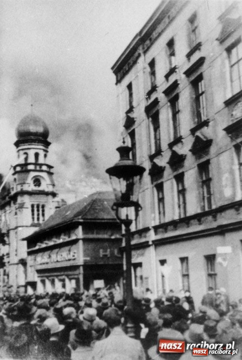 Zdjęcie w galerii na portalu naszraciborz.pl: Flaga na raciborskim maszcie opuszczona do połowy  wiadomości z regionu