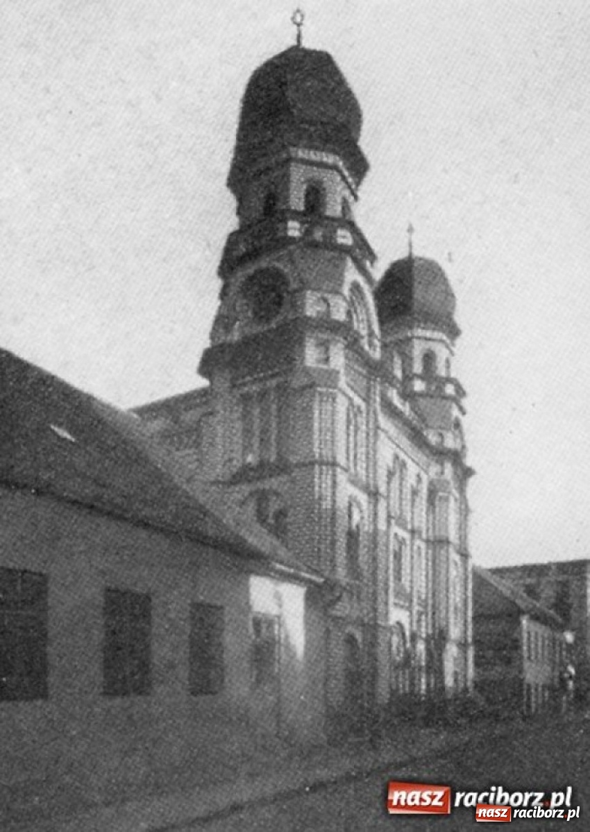 Zdjęcie w galerii na portalu naszraciborz.pl: Flaga na raciborskim maszcie opuszczona do połowy  wiadomości z regionu