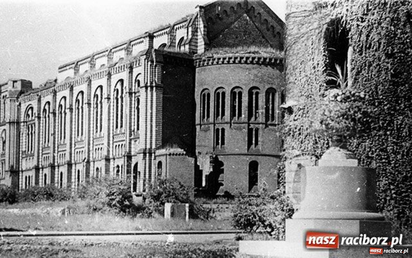 Zdjęcie w galerii na portalu naszraciborz.pl: Flaga na raciborskim maszcie opuszczona do połowy  wiadomości z regionu