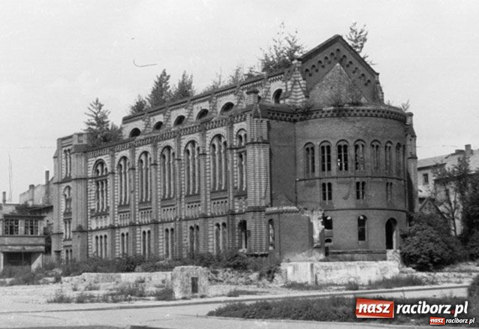 Zdjęcie w galerii na portalu naszraciborz.pl: Flaga na raciborskim maszcie opuszczona do połowy  wiadomości z regionu