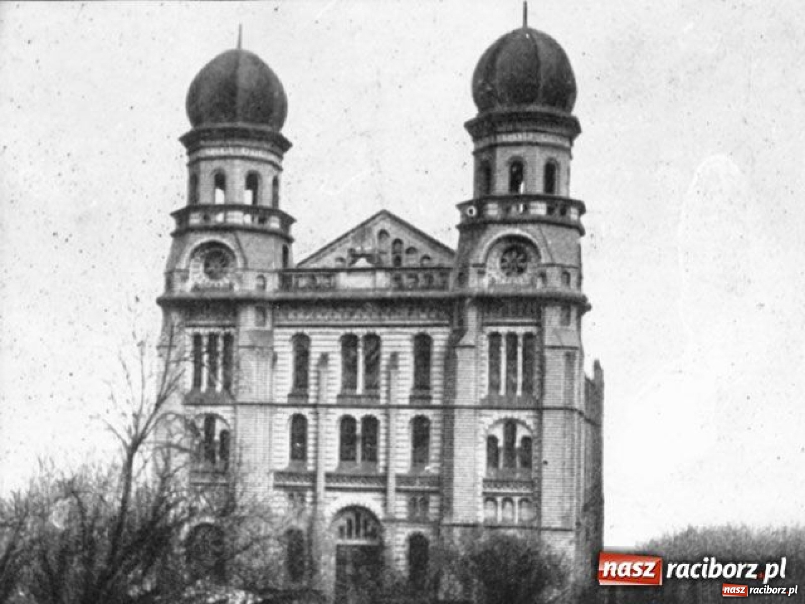 Zdjęcie w galerii na portalu naszraciborz.pl: Flaga na raciborskim maszcie opuszczona do połowy  wiadomości z regionu