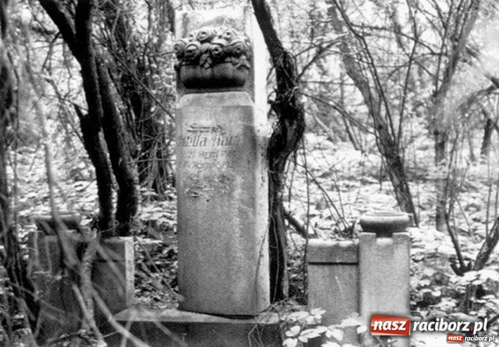 Zdjęcie w galerii na portalu naszraciborz.pl: Flaga na raciborskim maszcie opuszczona do połowy  wiadomości z regionu