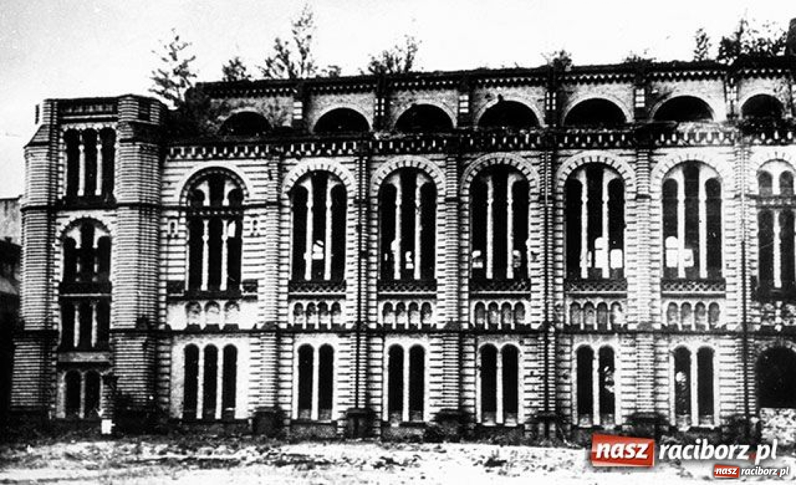 Zdjęcie w galerii na portalu naszraciborz.pl: Flaga na raciborskim maszcie opuszczona do połowy  wiadomości z regionu