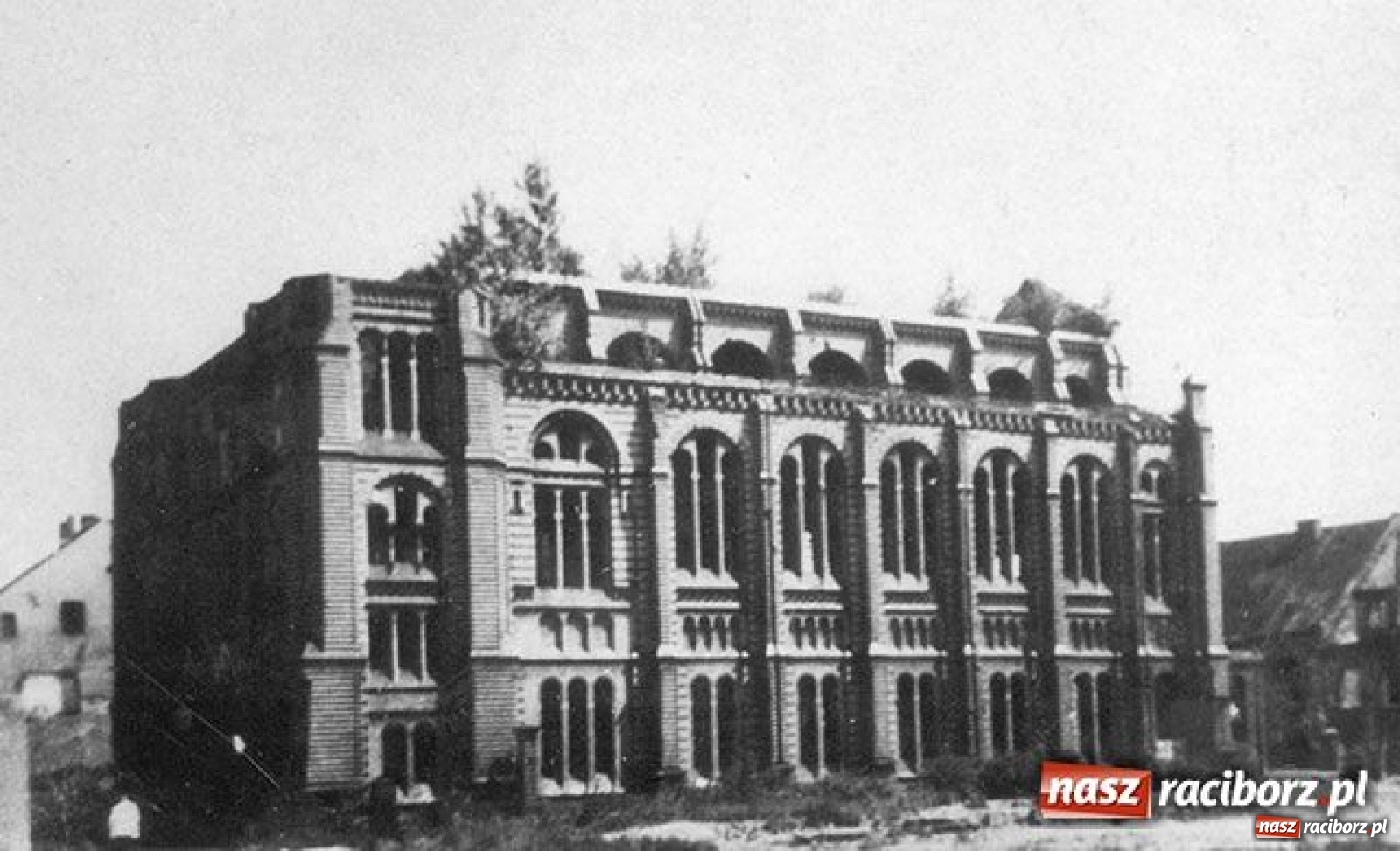 Zdjęcie w galerii na portalu naszraciborz.pl: Flaga na raciborskim maszcie opuszczona do połowy  wiadomości z regionu