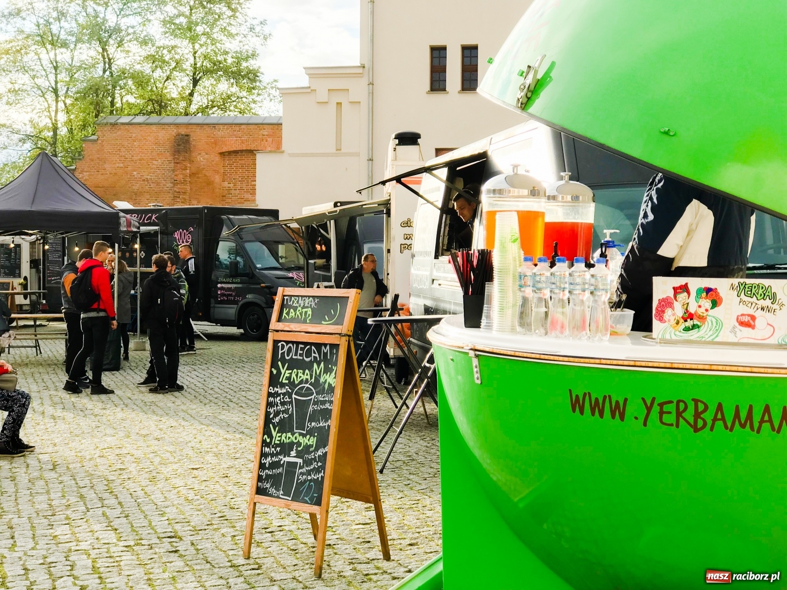 Zdjęcie w galerii na portalu naszraciborz.pl: Jesienna degustacja w plenerze. Food trucki na zamku wiadomości z regionu