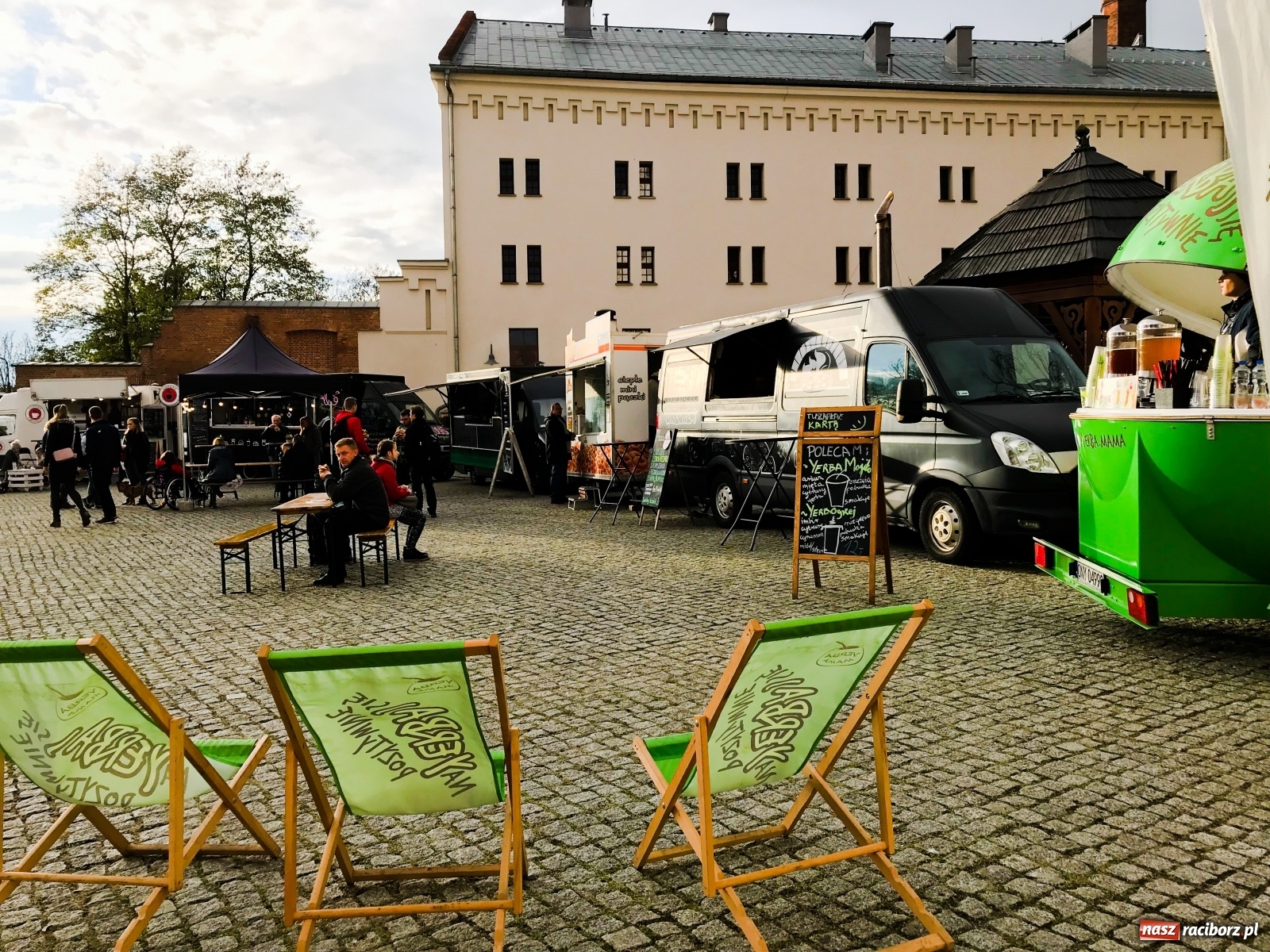 Zdjęcie w galerii na portalu naszraciborz.pl: Jesienna degustacja w plenerze. Food trucki na zamku wiadomości z regionu