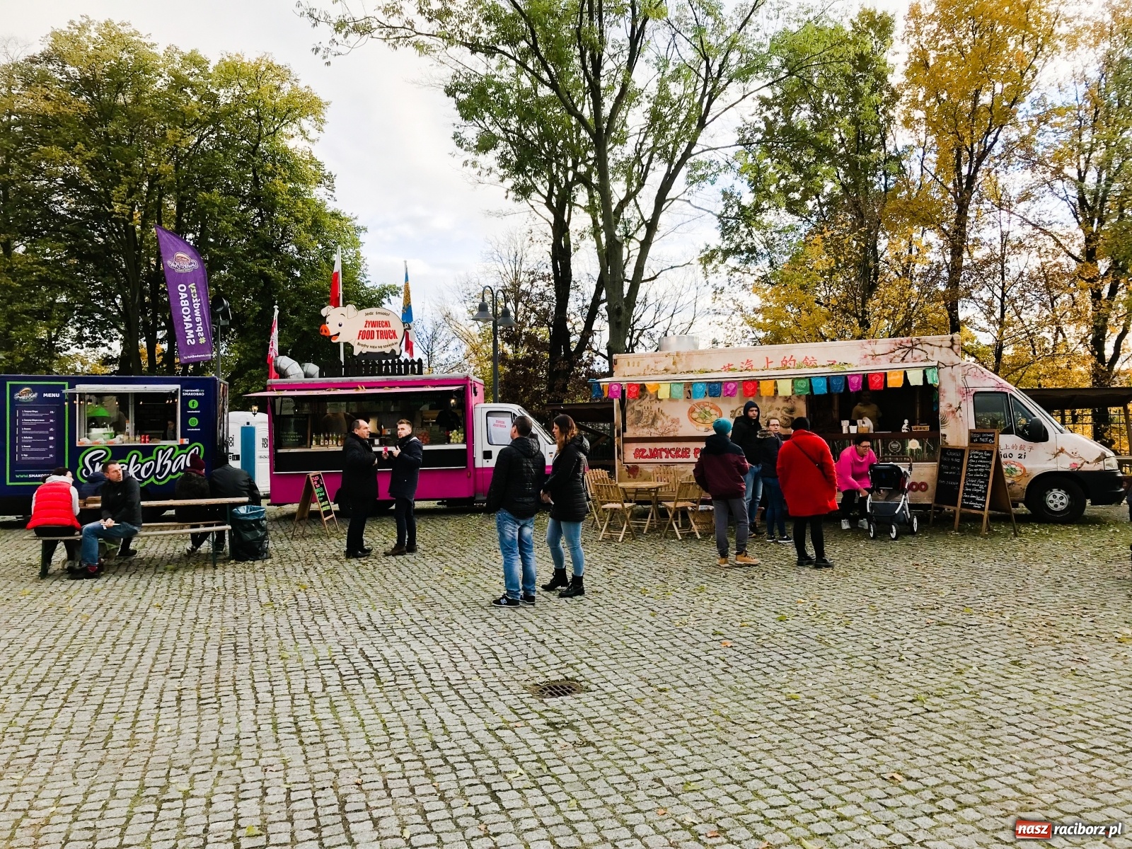 Zdjęcie w galerii na portalu naszraciborz.pl: Jesienna degustacja w plenerze. Food trucki na zamku wiadomości z regionu