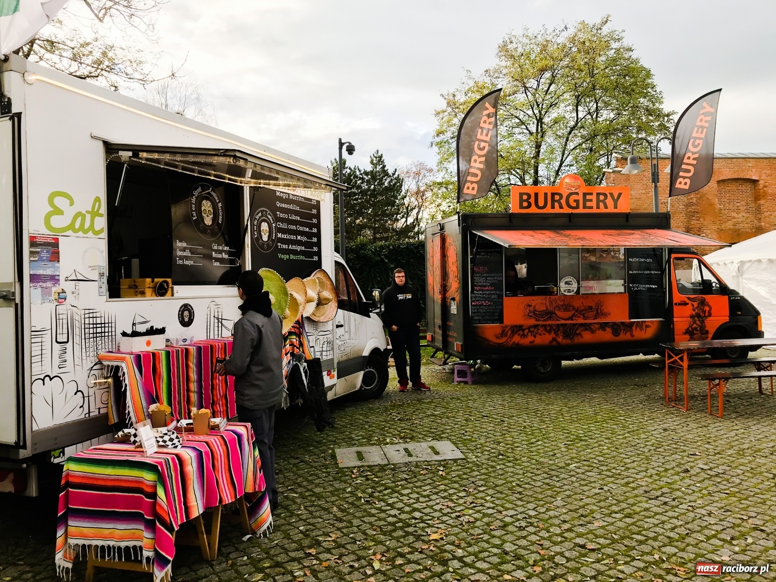 Zdjęcie w galerii na portalu naszraciborz.pl: Jesienna degustacja w plenerze. Food trucki na zamku wiadomości z regionu
