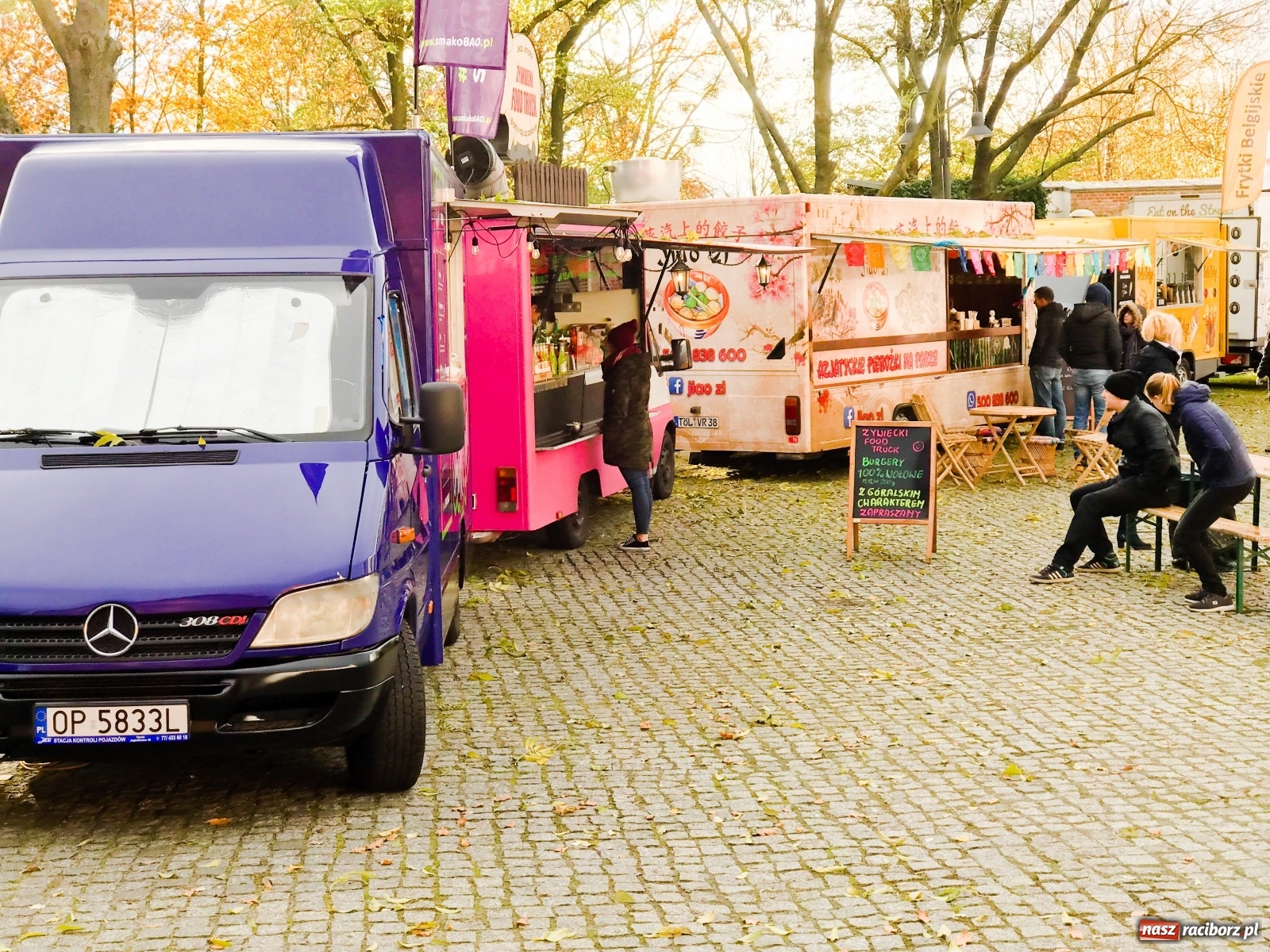 Zdjęcie w galerii na portalu naszraciborz.pl: Jesienna degustacja w plenerze. Food trucki na zamku wiadomości z regionu