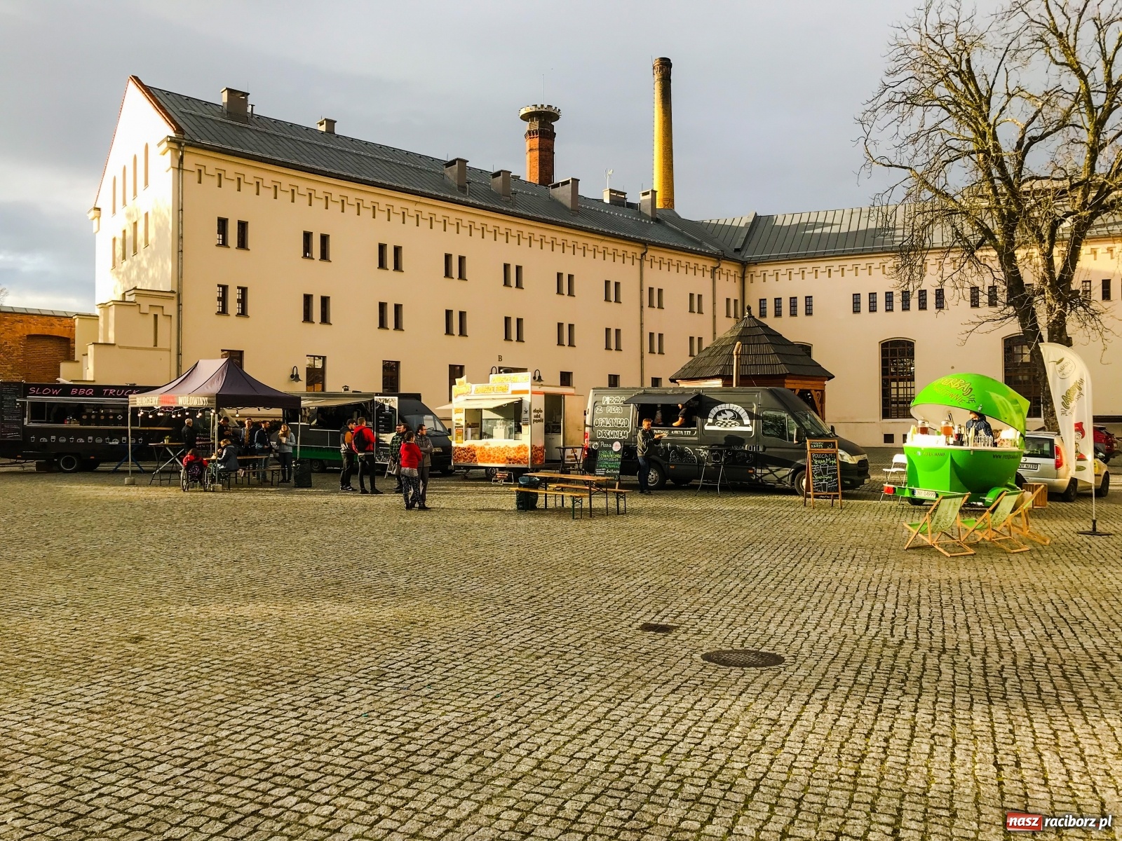 Zdjęcie w galerii na portalu naszraciborz.pl: Jesienna degustacja w plenerze. Food trucki na zamku wiadomości z regionu