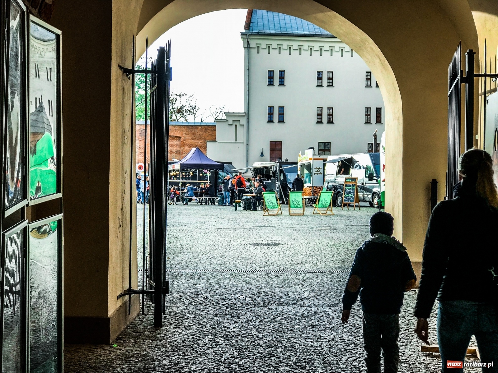 Zdjęcie w galerii na portalu naszraciborz.pl: Jesienna degustacja w plenerze. Food trucki na zamku wiadomości z regionu