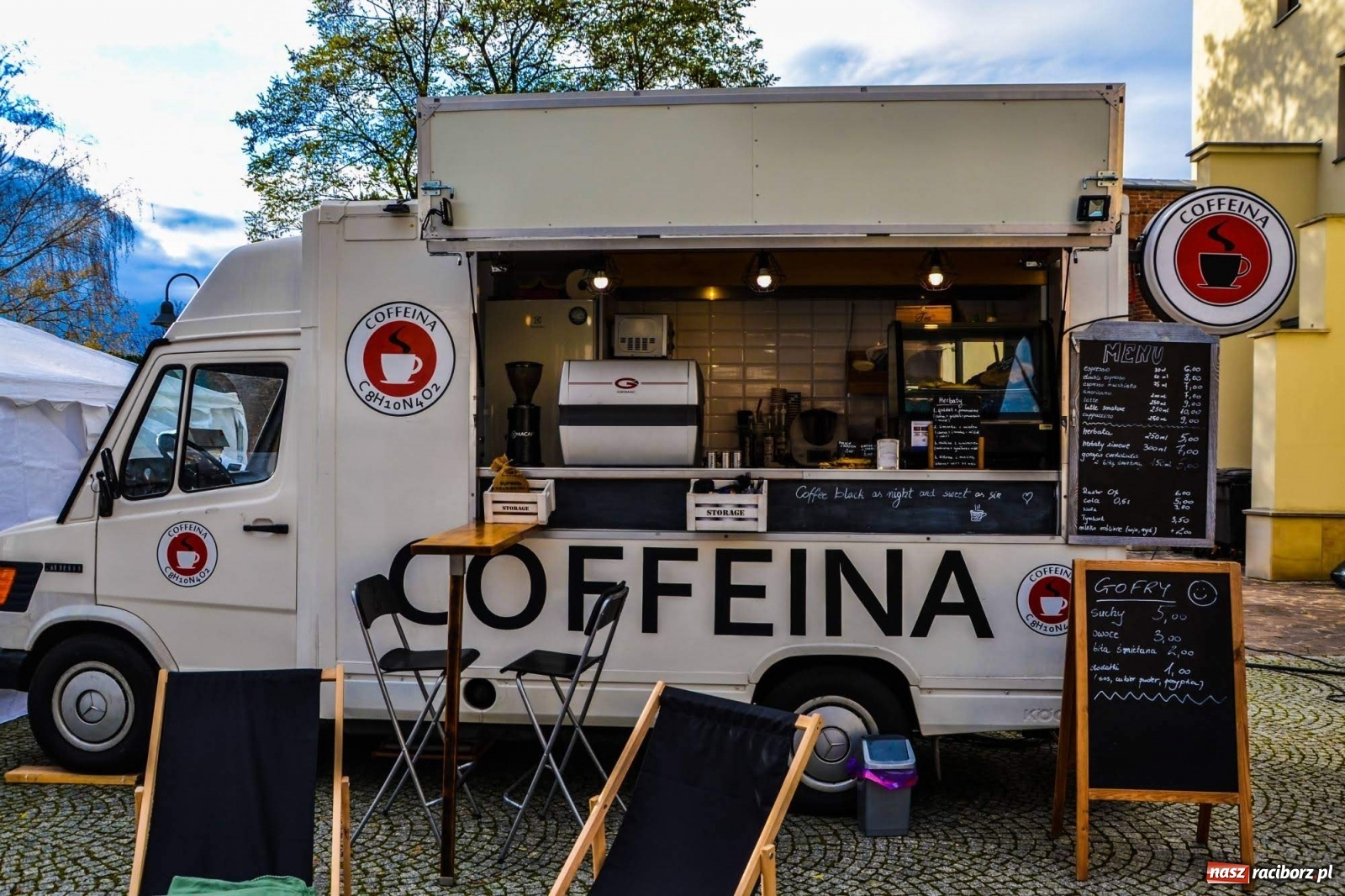 Zdjęcie w galerii na portalu naszraciborz.pl: Jesienna degustacja w plenerze. Food trucki na zamku wiadomości z regionu