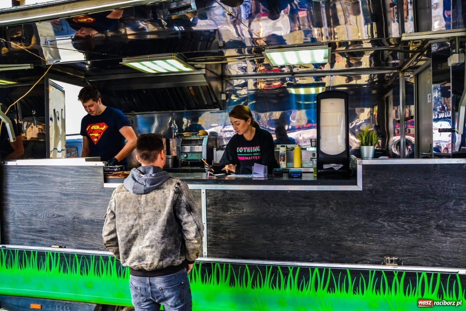 Zdjęcie w galerii na portalu naszraciborz.pl: Jesienna degustacja w plenerze. Food trucki na zamku wiadomości z regionu