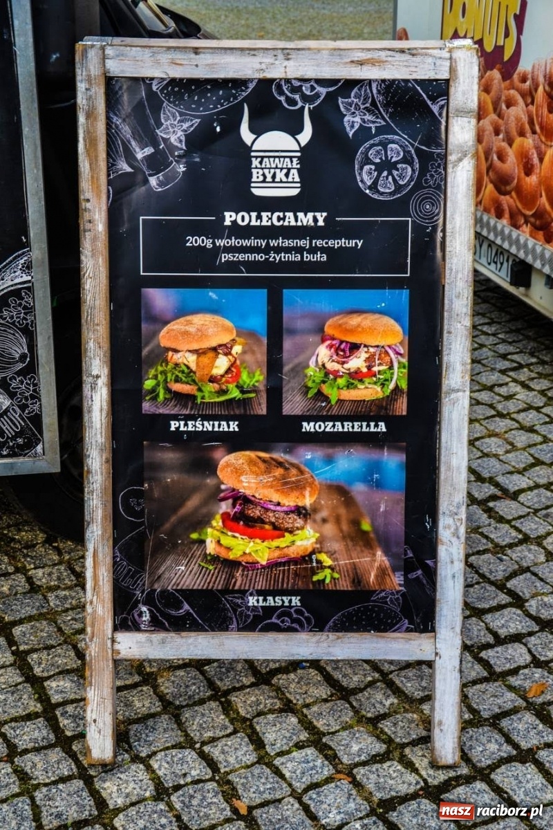 Zdjęcie w galerii na portalu naszraciborz.pl: Jesienna degustacja w plenerze. Food trucki na zamku wiadomości z regionu