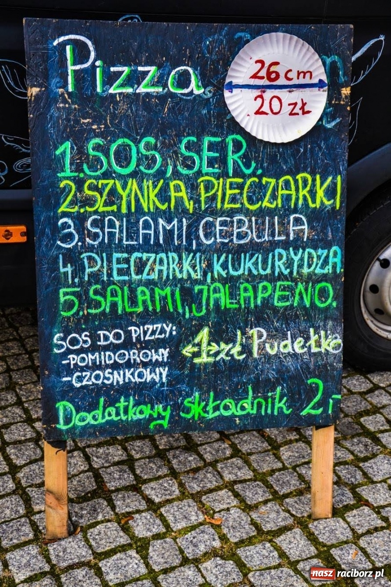 Zdjęcie w galerii na portalu naszraciborz.pl: Jesienna degustacja w plenerze. Food trucki na zamku wiadomości z regionu